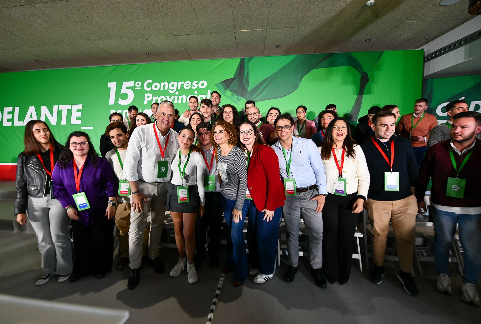 Ruiz Boix y María Jesús Montero, con algunos de los miembros participantes el congreso provincial del PSOE.