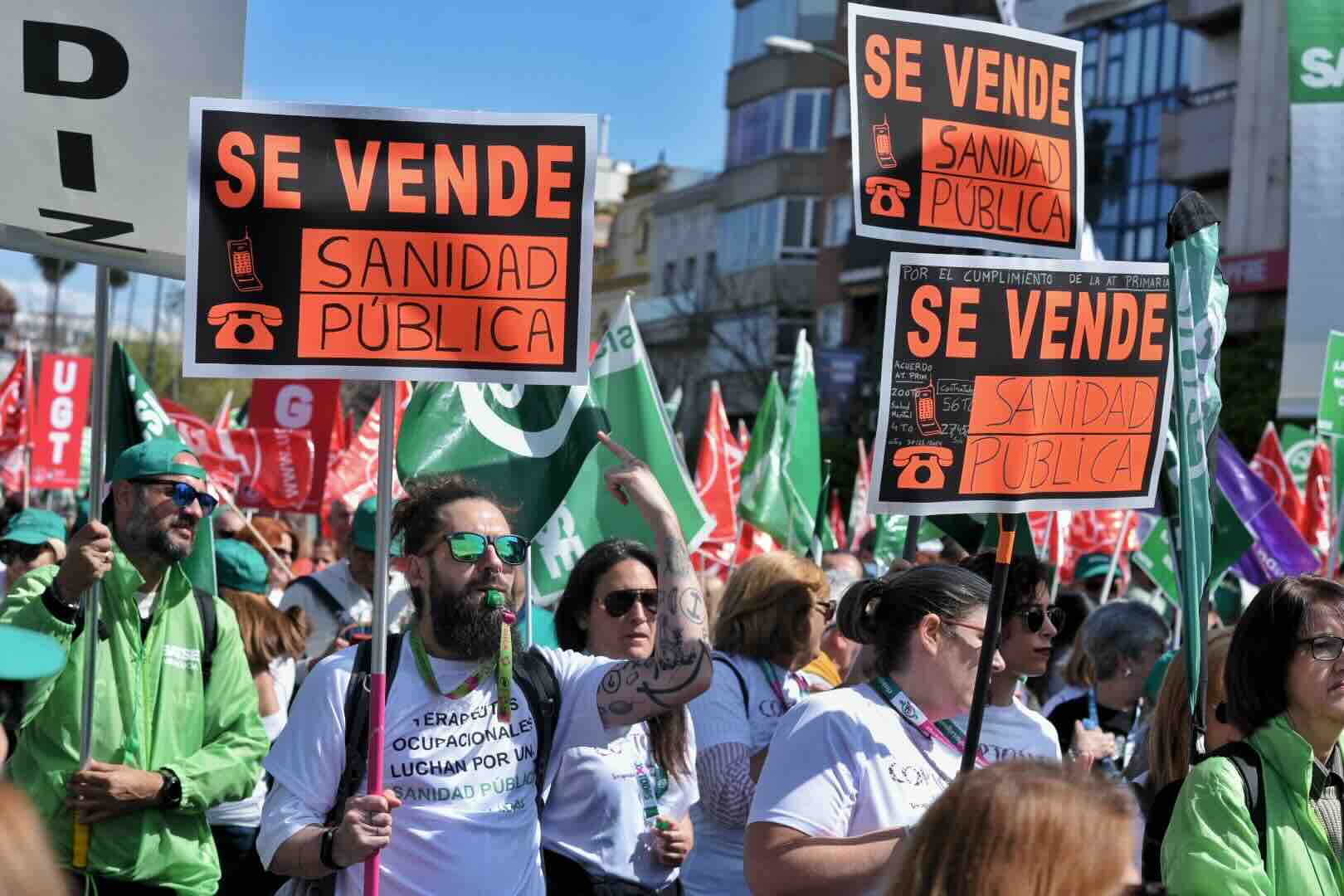 Un momento de la manifestación en defensa de la sanidad pública en Andalucía, este sábado en Sevilla.