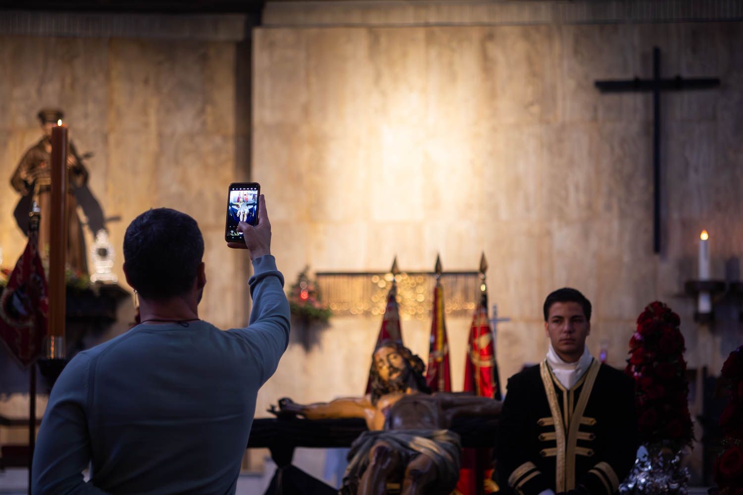 Un hombre sacando una foto con su móvil.