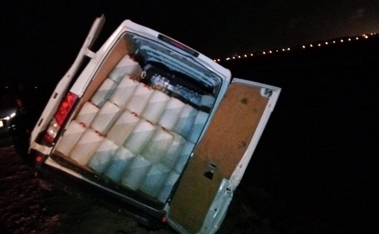 La furgoneta cargada de gasolina, a punto de caer a un estero en Chiclana.