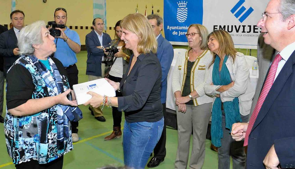 alcaldesa entrega llaves cerrofruto emuvijesa