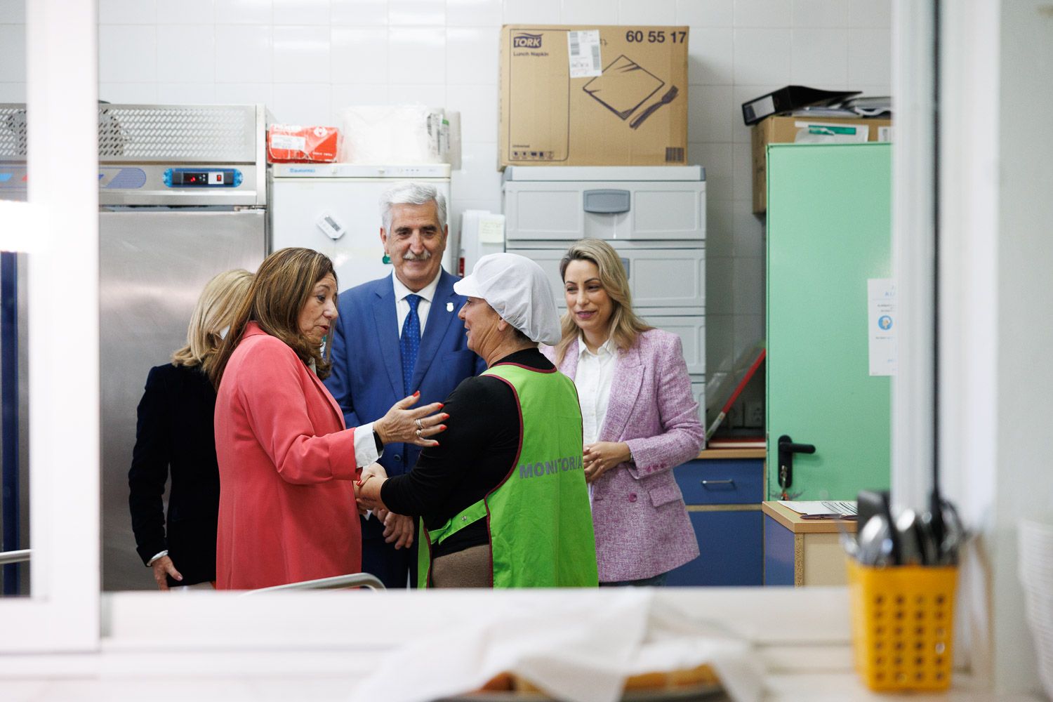 La consejera de Educación de Andalucía, en una visita a un comedor escolar en Chipiona.