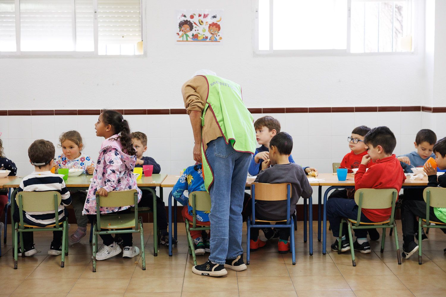 Menores en el comedor escolar del CEIP Los Argonautas de Chipiona.