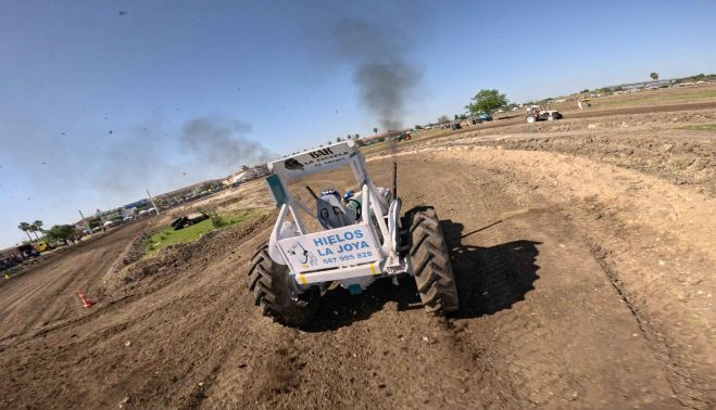 El espectáculo, único en Europa, de las Carreras de Tractores de Guadalcacín.    FOTO: JUAN JESÚS CAMACHO