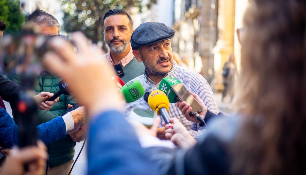El concejal Ruiz-Berdejo, de Los Andaluces (IU), una de las casetas afectadas que están siendo más activas.