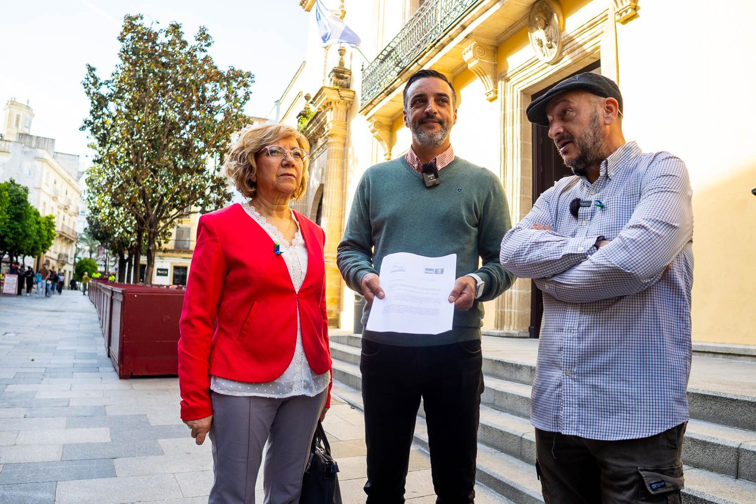 La concejal Carmen Collado y José Antonio Díaz, portavoz municipal del PSOE, con Raúl Ruiz-Berdejo, portavoz de IU en Jerez.