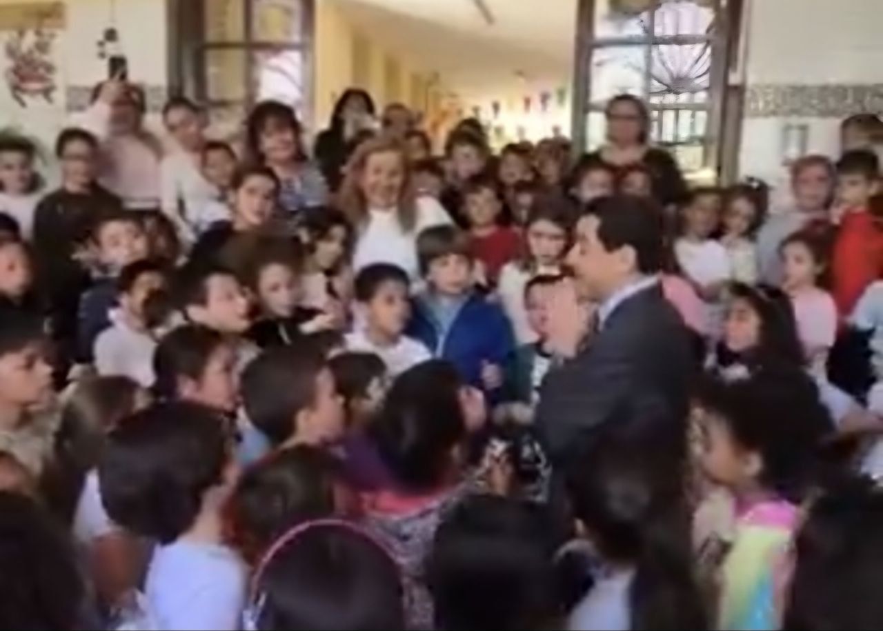 Juanma Moreno en un colegio de Jaén. Juanma Moreno en un colegio de Jaén.