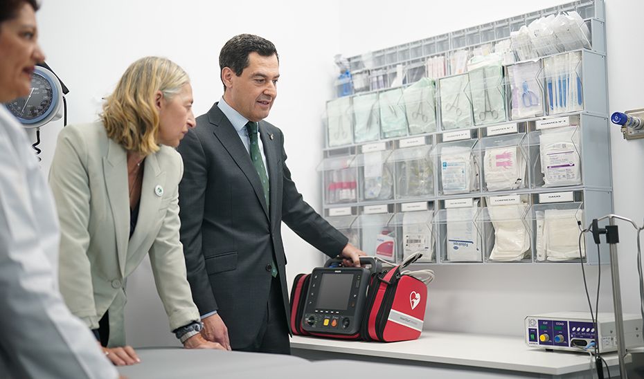 El presidente andaluz, Juanma Moreno, en el centro de salud La Alameda de Jaén.