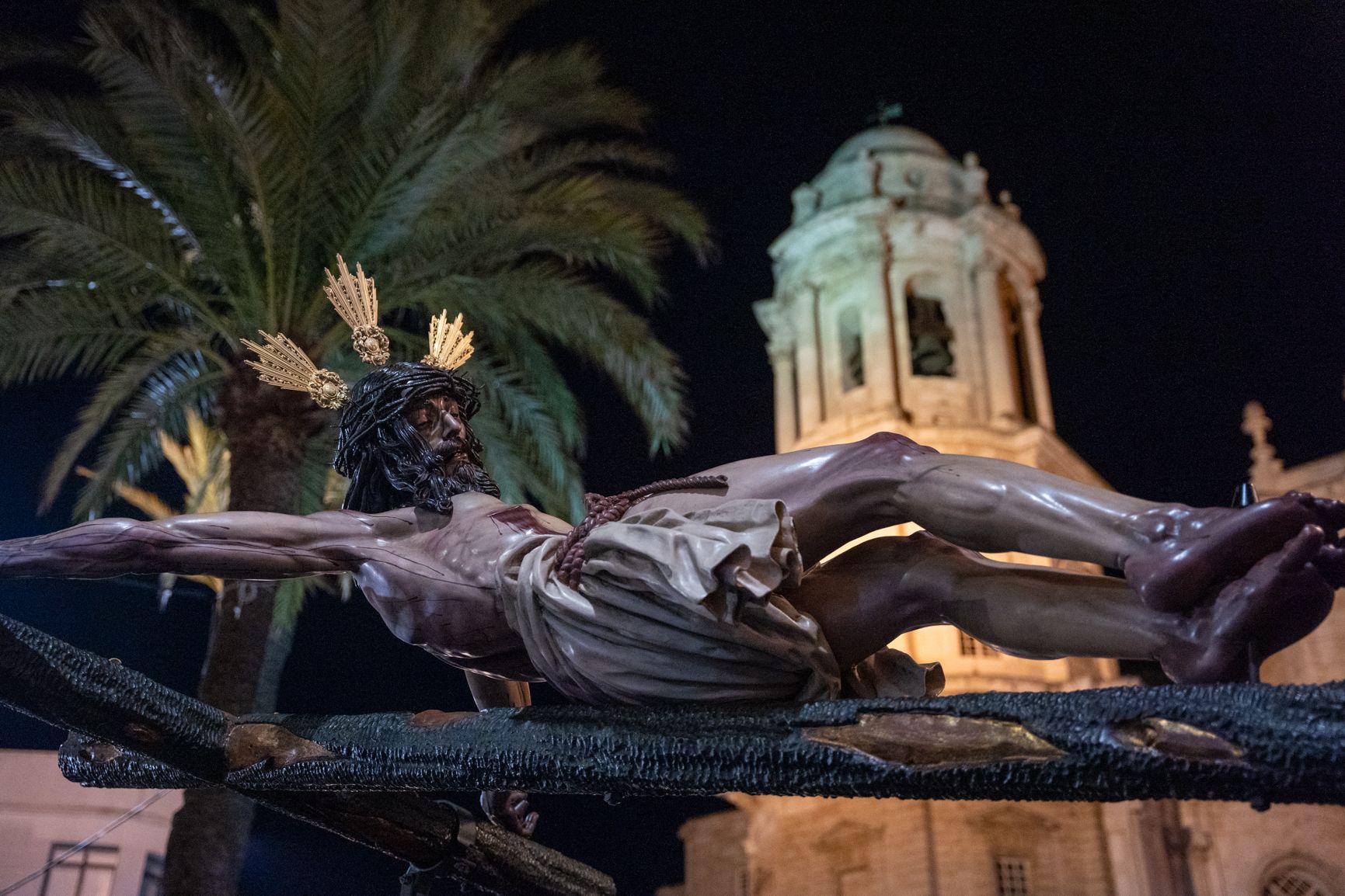 Cristo de Las Aguas, en Vía Crucis, ante una de las torres de la Catedral de Cádiz.