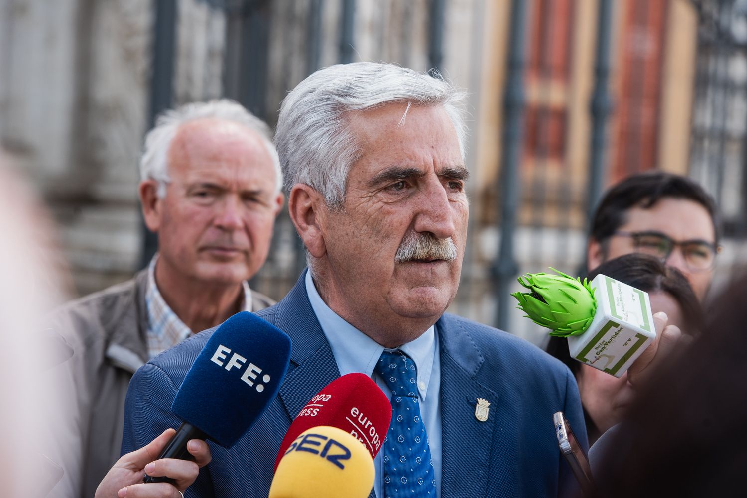 El alcalde de Chipiona, Luis Mario Aparcero, durante una rueda de prensa el pasado mes de abril.