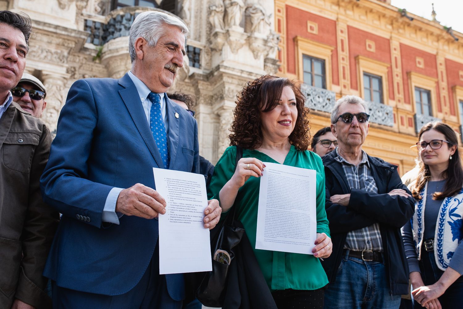 Aparcero, alcalde de Chipiona, y Concepción Renedo, concejala de Coria del Río, ante San Telmo para entregar su carta dirigida a Moreno.