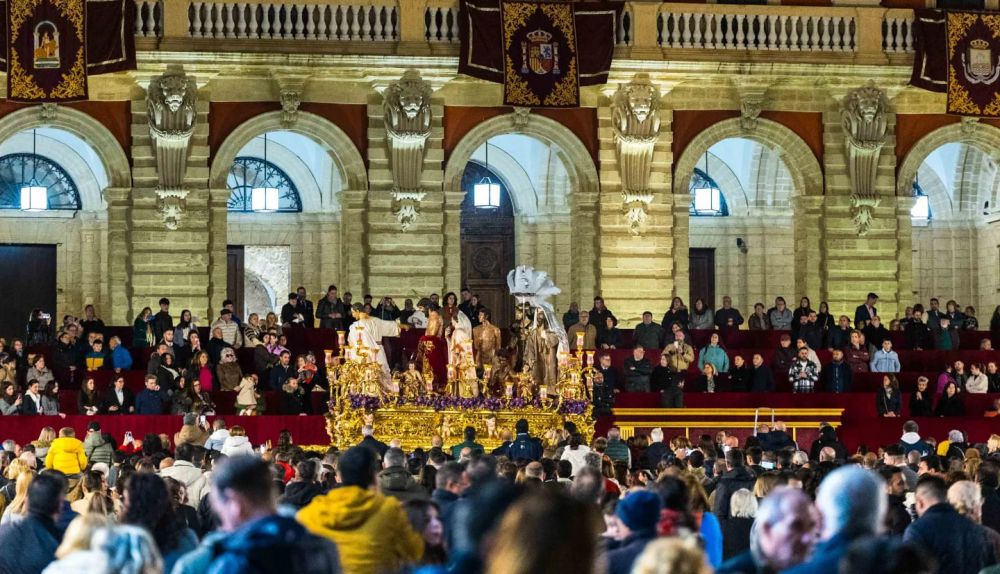 Ecce Homo a su paso por la Carrera Oficial.
