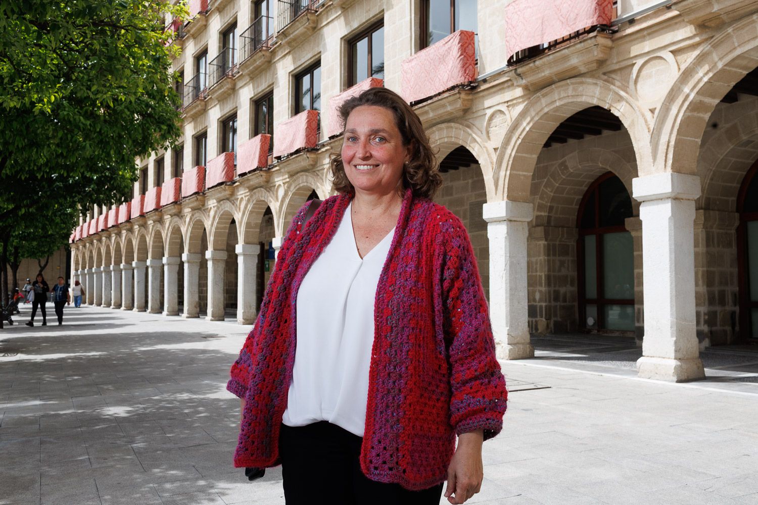 Belén de la Cuadra, tras la entrevista con lavozdelsur.es, posa esta semana ante la fechada de Los Arcos, sede de la Delegación Municipal de Urbanismo del Ayuntamiento de Jerez.