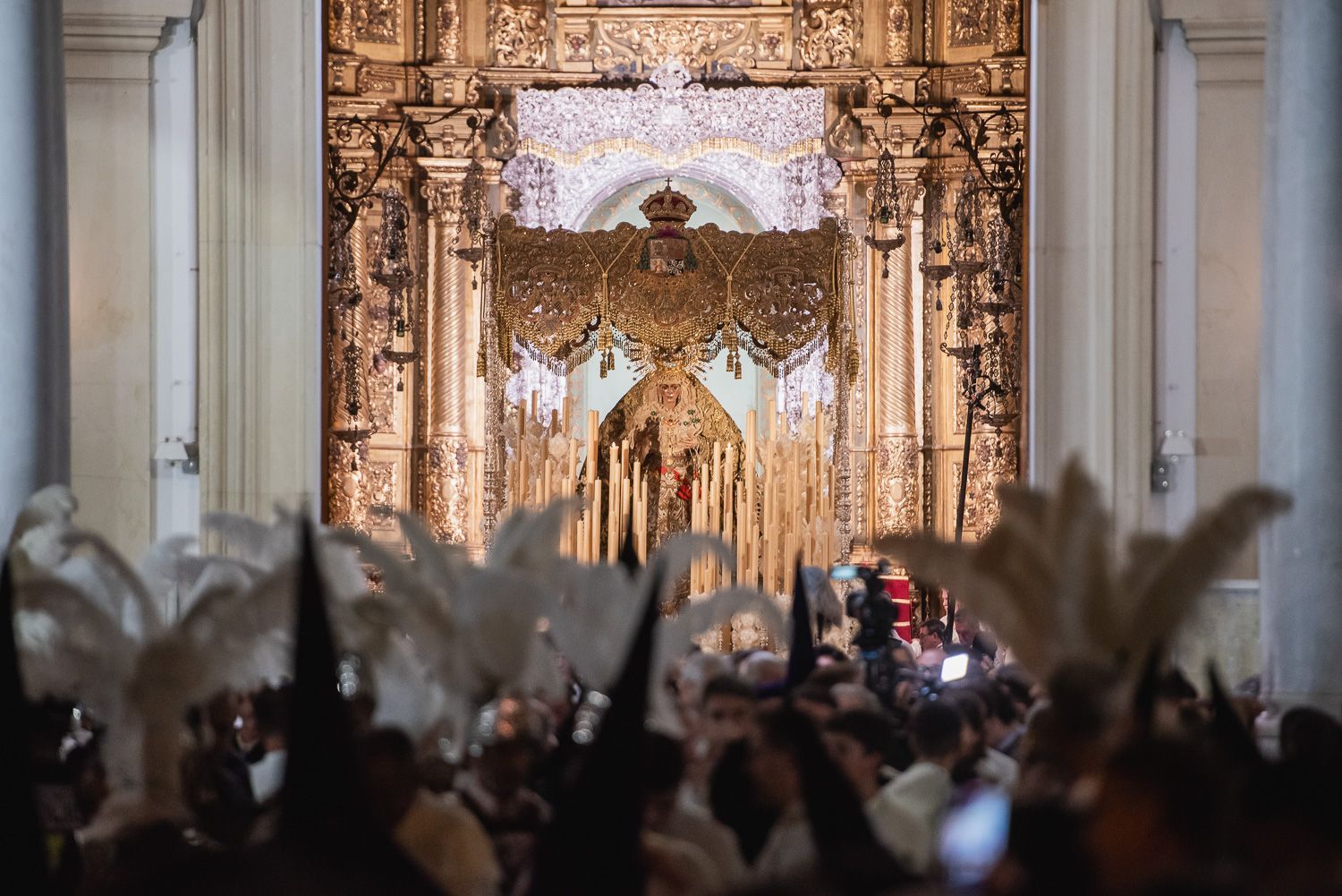 La Esperanza Macarena su basílica, momentos antes de la salida procesional en la Madrugada del Viernes Santo.