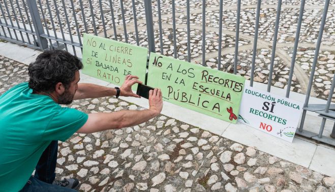 Carteles en la protesta por una educación pública digna en Andalucía.