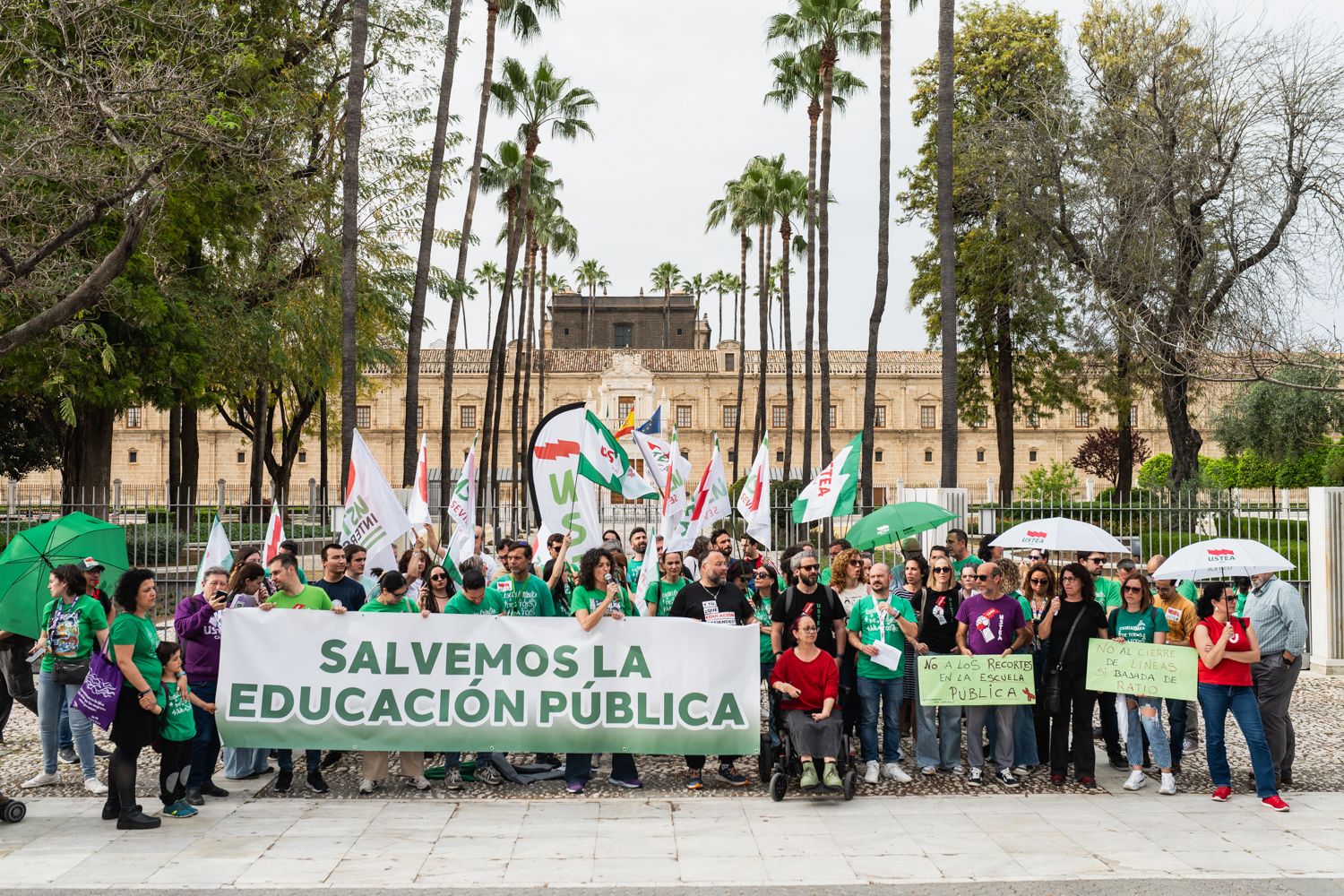 Protesta por una educación pública digna a las puertas del Parlamento.