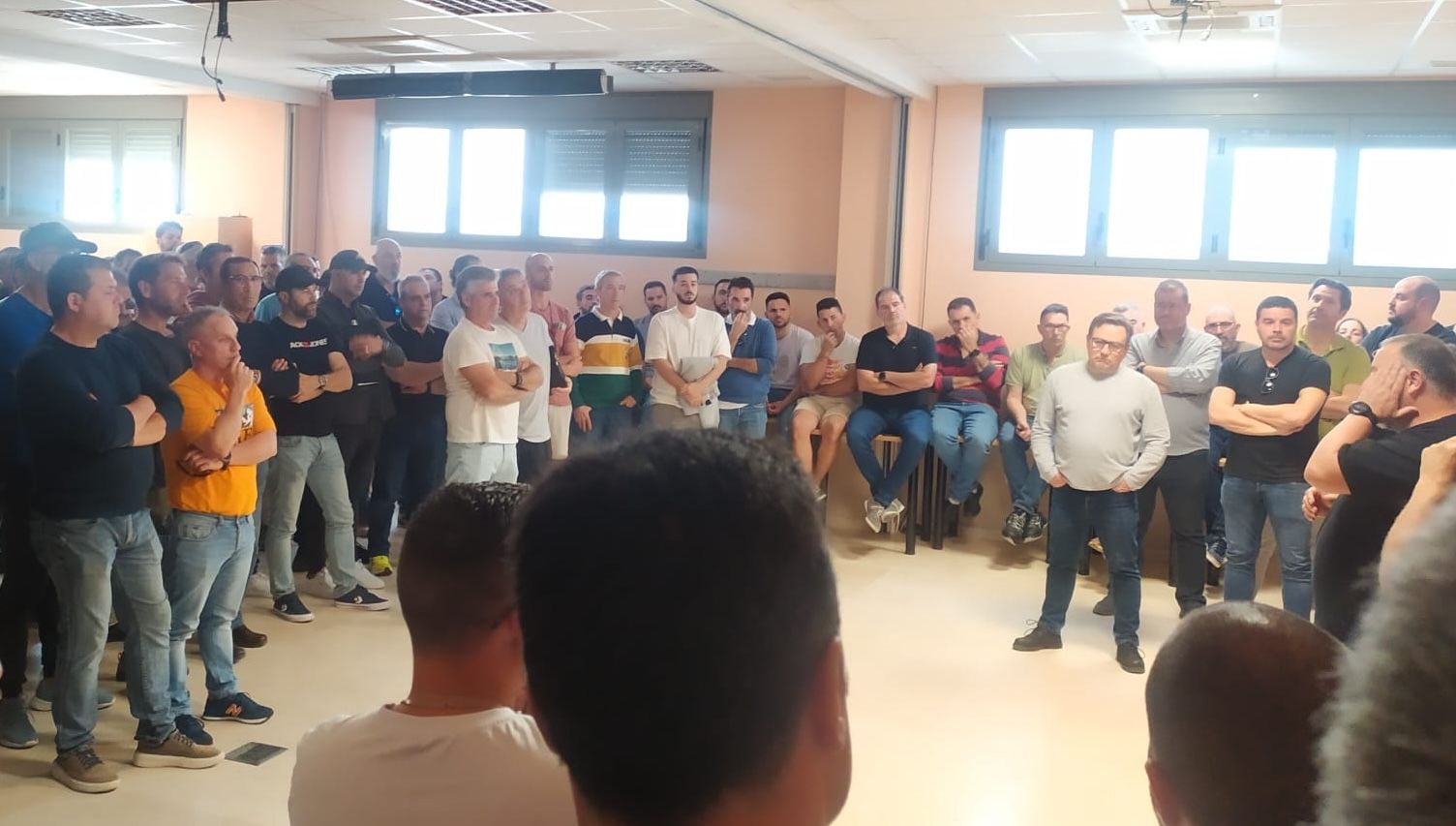 Imagen de la asamblea de trabajadores de bodegas en la que se decidieron convocar las movilizaciones.