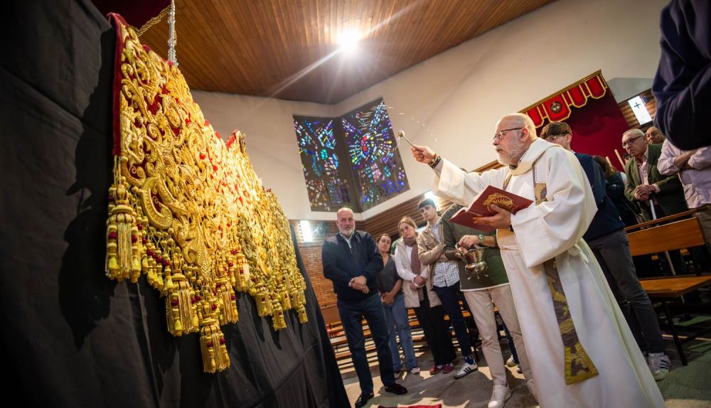 Momento de la bendición días atrás de la caída delantera del Refugio por el párroco Juan Jacinto del Castillo.