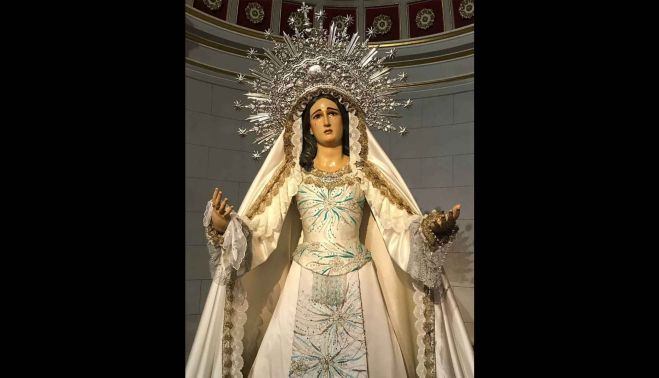 La Virgen del Sacromonte, con una saya de un vestido de Lola Flores.