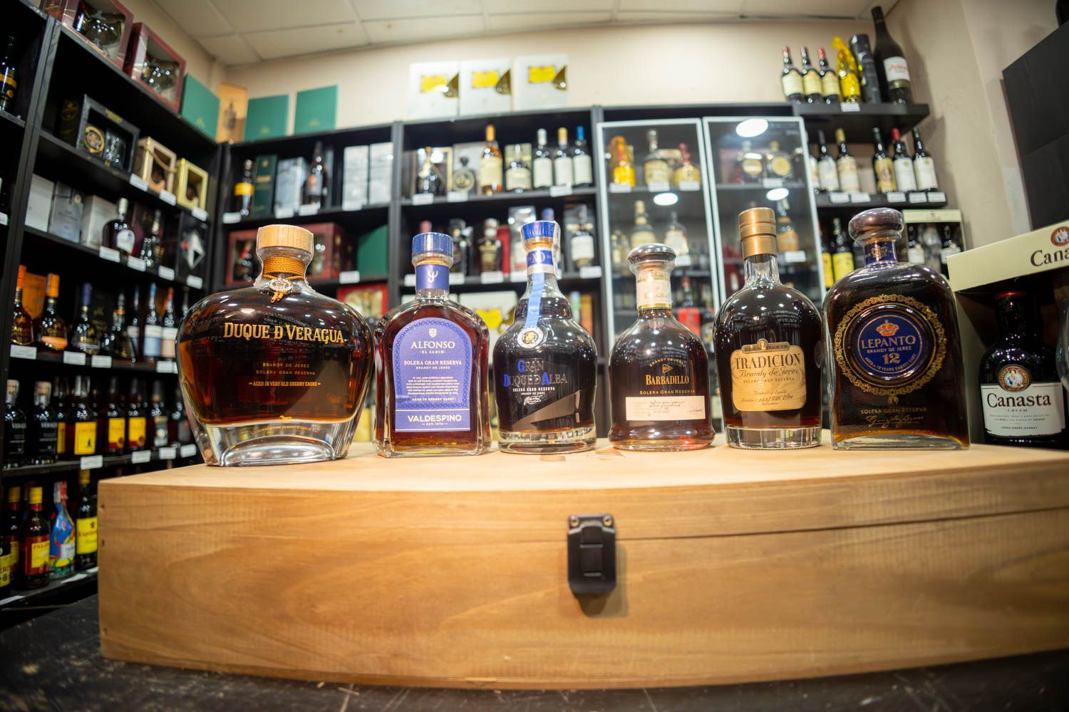 Varias botellas de brandy de Jerez, todas de gran reserva, en una licorería. 