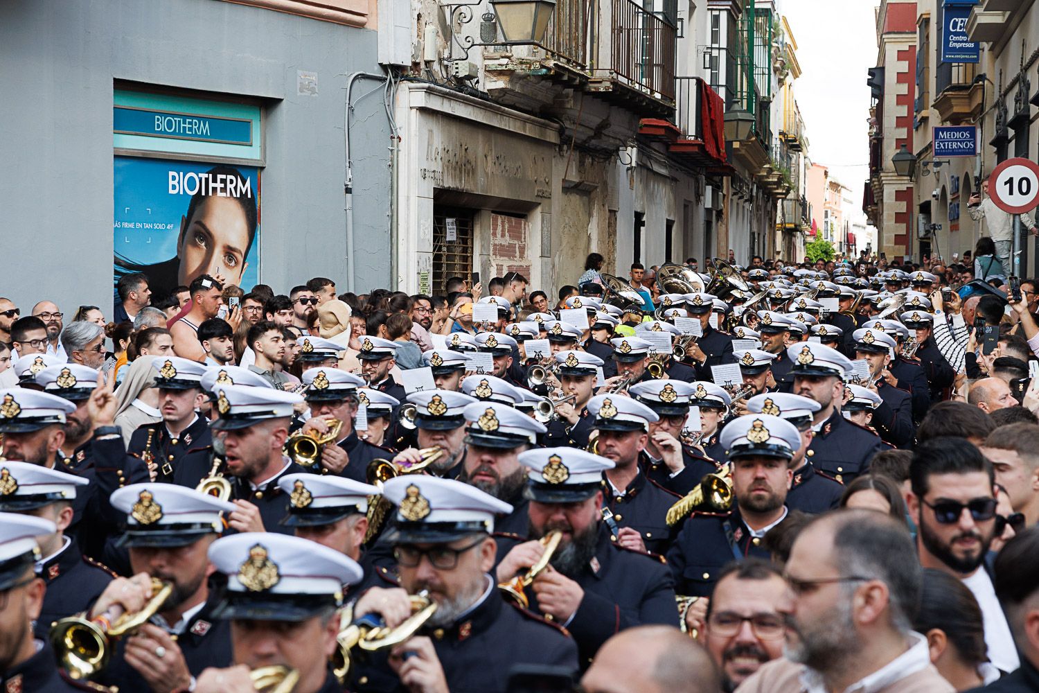 Multitudes en el centro de Jerez para La Entrega y El Rosario.