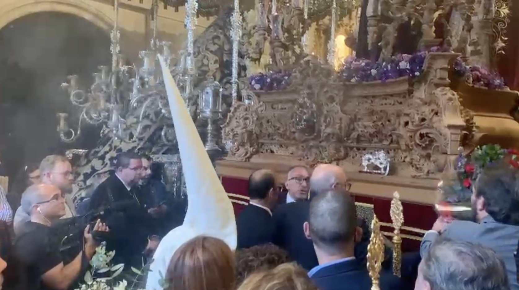 Instante en el que el capataz se dirige al hermano mayor de la Cena cuando se lleva las flores.