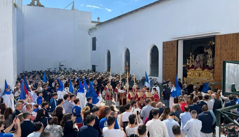 El paso de la Borriquita saliendo del oratorio de la Escuela de San José.