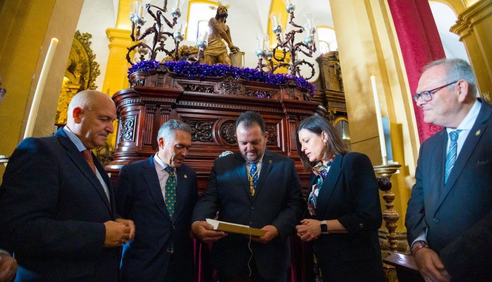 La alcaldesa visita la Columna.