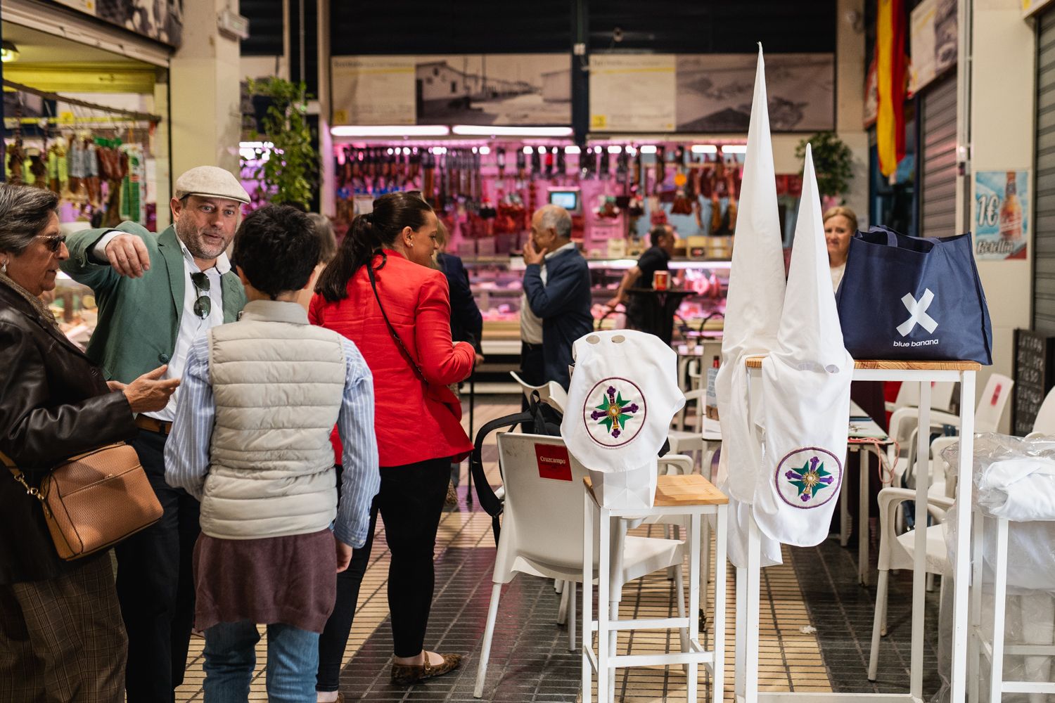 Algunos nazarenos de San Gonzalo en las horas previas en el mercado.