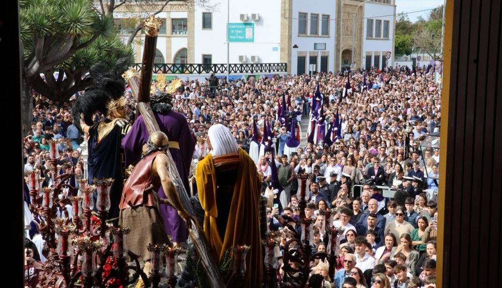 El misterio de la Candelaria Antona ela muchedumbre que lo recibió en la plaza de las Constitución.  JUAN CARLOS TORO