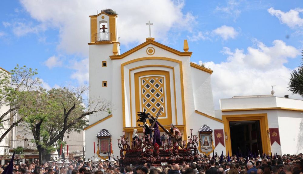 El paso transitando por la laza con la iglesia de Santa Ana al fondo. JUAN CARLOS TORO