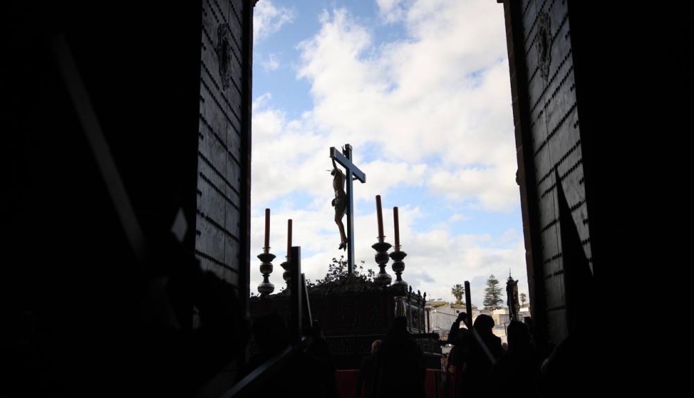 El crucificado dejando la penumbra de la Catedral.  JUAN CARLOS TORO