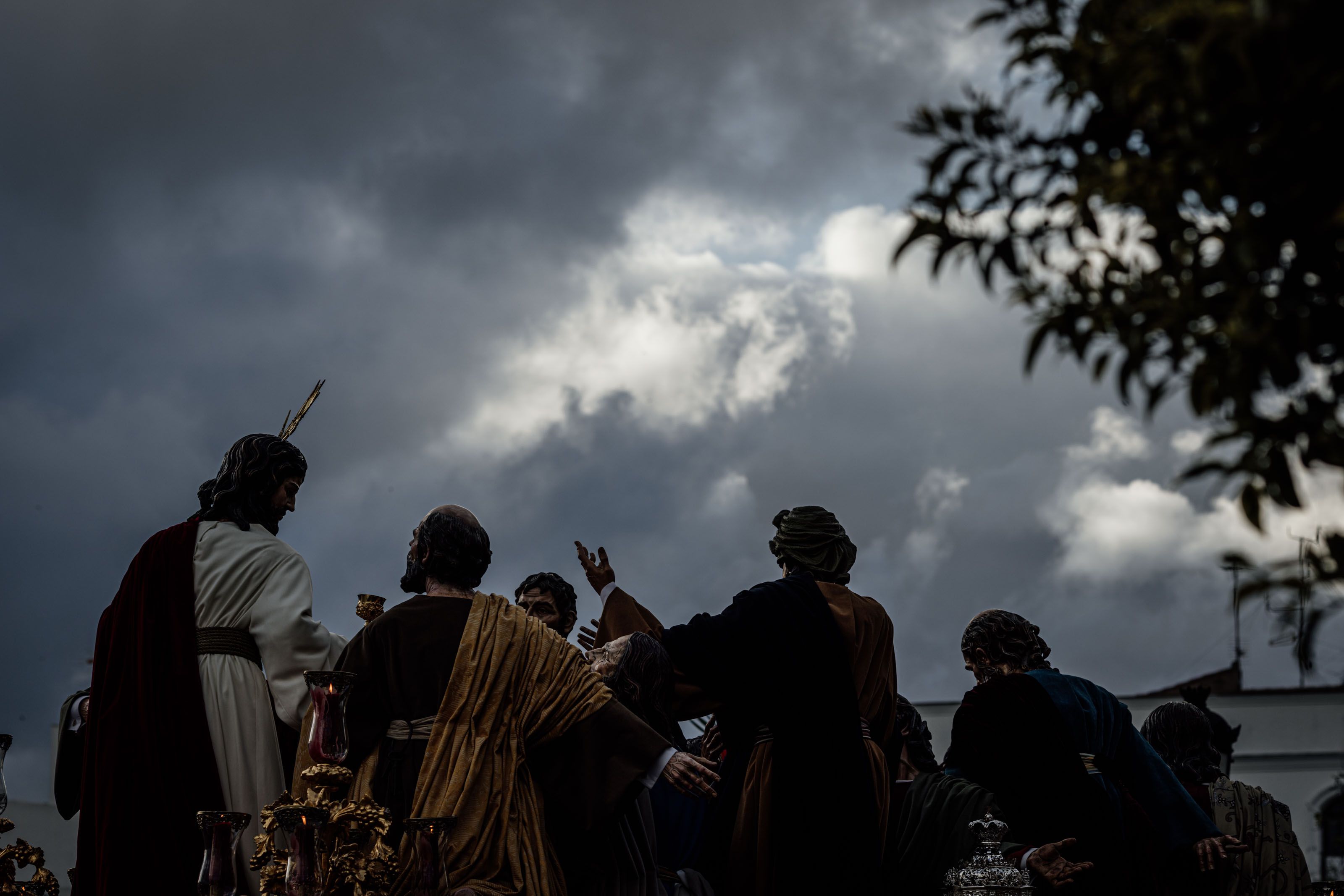 El misterio de La Cena el Lunes Santo en Jerez bajo nubes amenazantes.