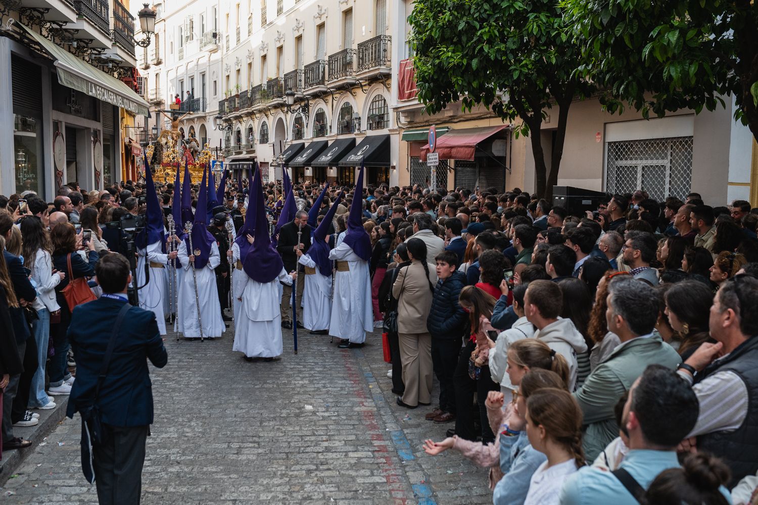 La hermandad de Las Aguas, el Lunes Santo, en la Semana Santa de Sevilla.