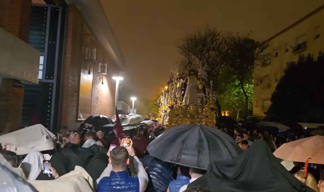 Entre paraguas y lloviendo se ha recogido el Señor de la Paz de Fátima.