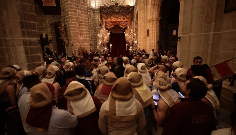 Cuadrilla de La Candelaria tras el paso de la Virgen.