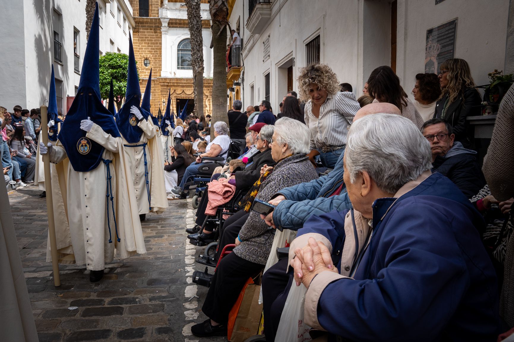 Una procesión pasando por una zona acotada para personas mayores. 