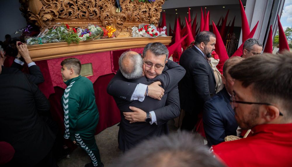 Abrazos ante el paso de Bondad y Misericordia.