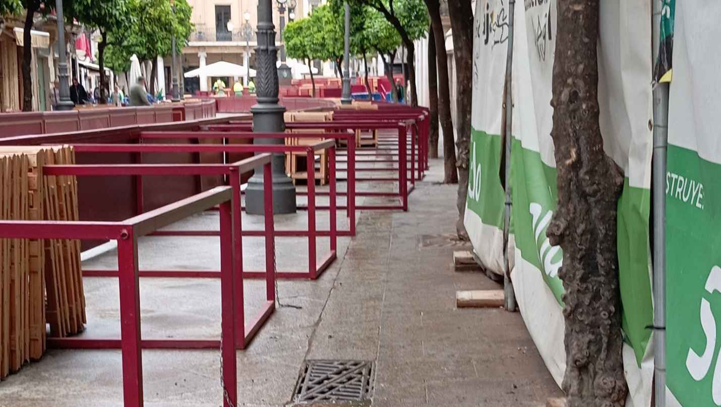 Obstáculos en calle Larga para personas con movilidad reducida.
