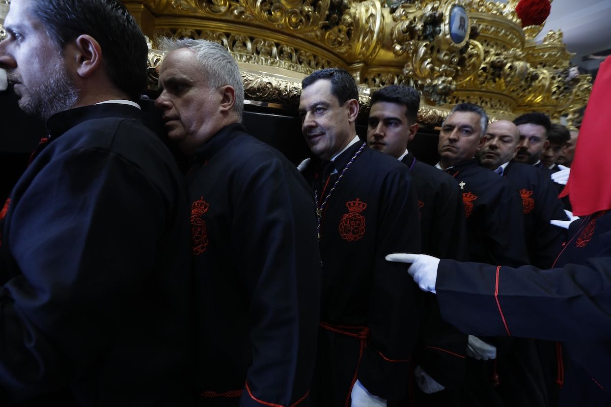Juanma Moreno, de hombre de trono en Málaga este Miércoles Santo. Juanma Moreno, de hombre de trono en Málaga este Miércoles Santo.