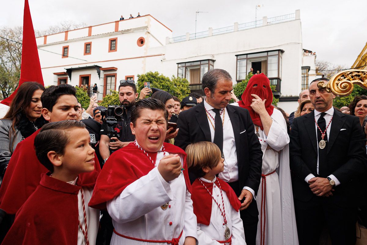 El pequeño Manuel Monge ante el Señor cantando una saeta. 