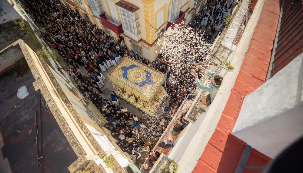 La petalada a la Virgen de la Amargura, una de las estampas de la Semana Santa de Jerez.