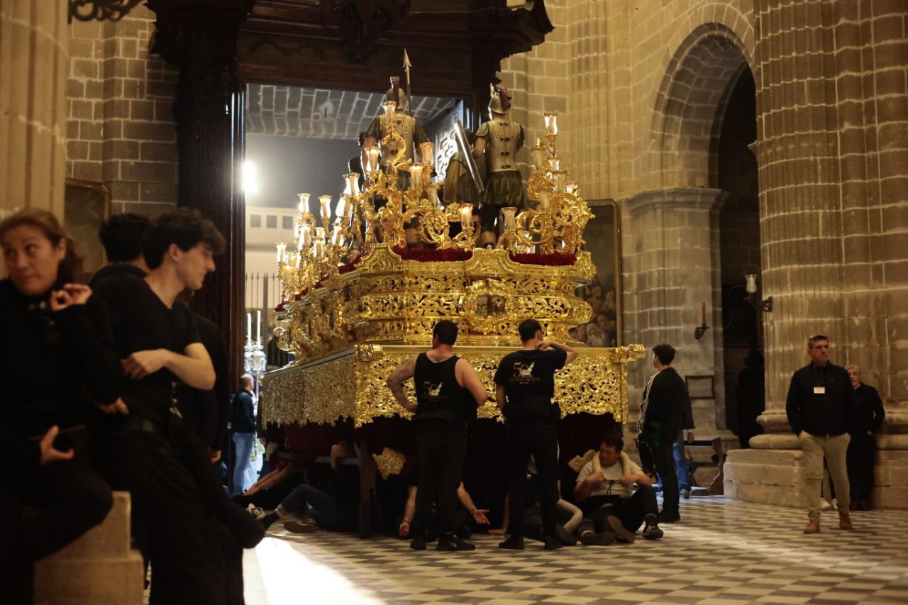 El paso de misterio de la Flagelación, a punto de salir de Catedral.