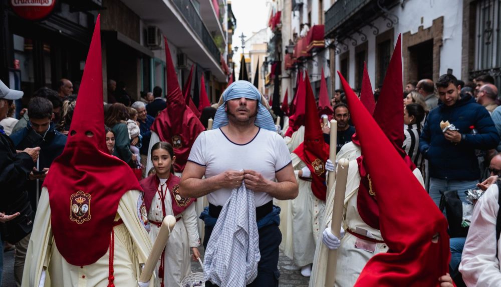 Un costalero de La Lanzada, en mitad del cortejo, en la calle Jesús del Gran Poder.