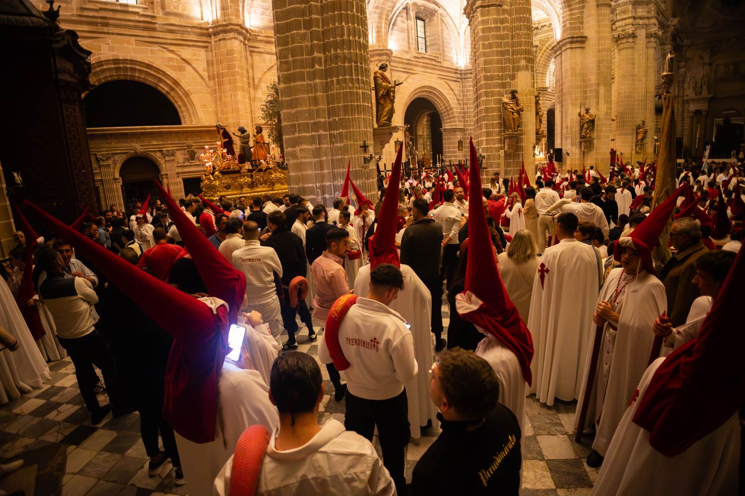 La Amargura dentro de la Catedral, al final del Miércoles Santo.
