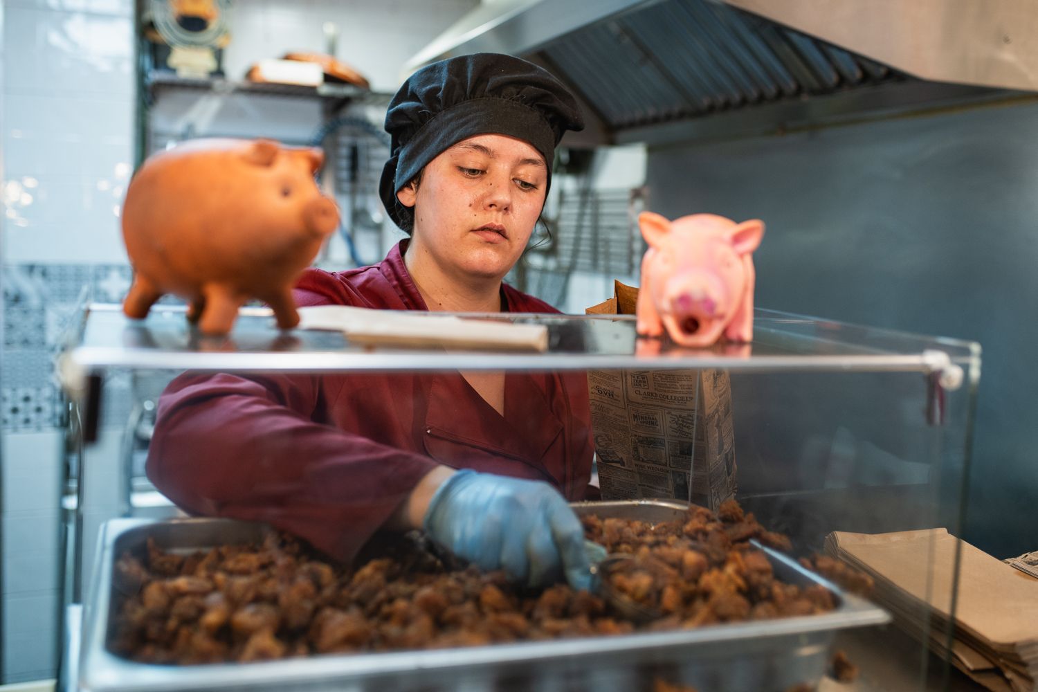 Los chicharrones que conquistan Triana se hacen en su propio jugo.