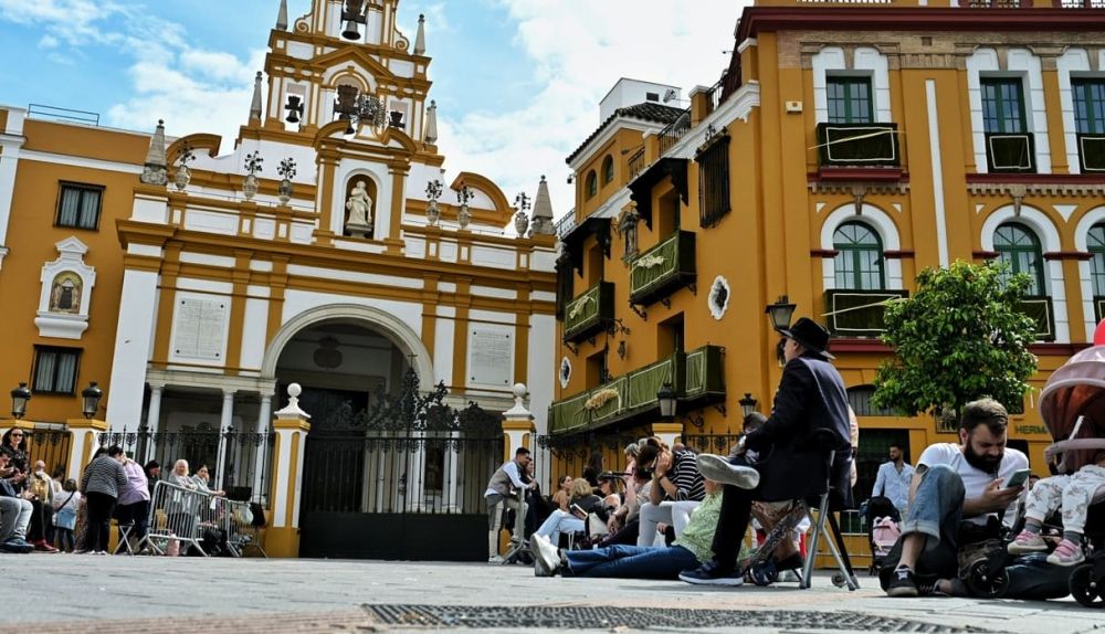 Esperas ante la Basílica de la Macarena, horas antes de la salida. (2)