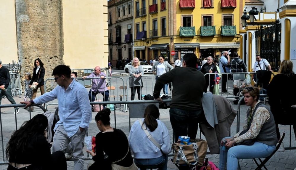 Esperas ante la Basílica de la Macarena, horas antes de la salida. (3)