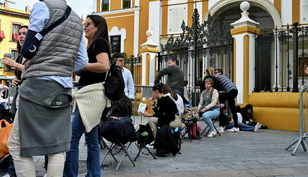 Esperas ante la Basílica de la Macarena, horas antes de la salida.