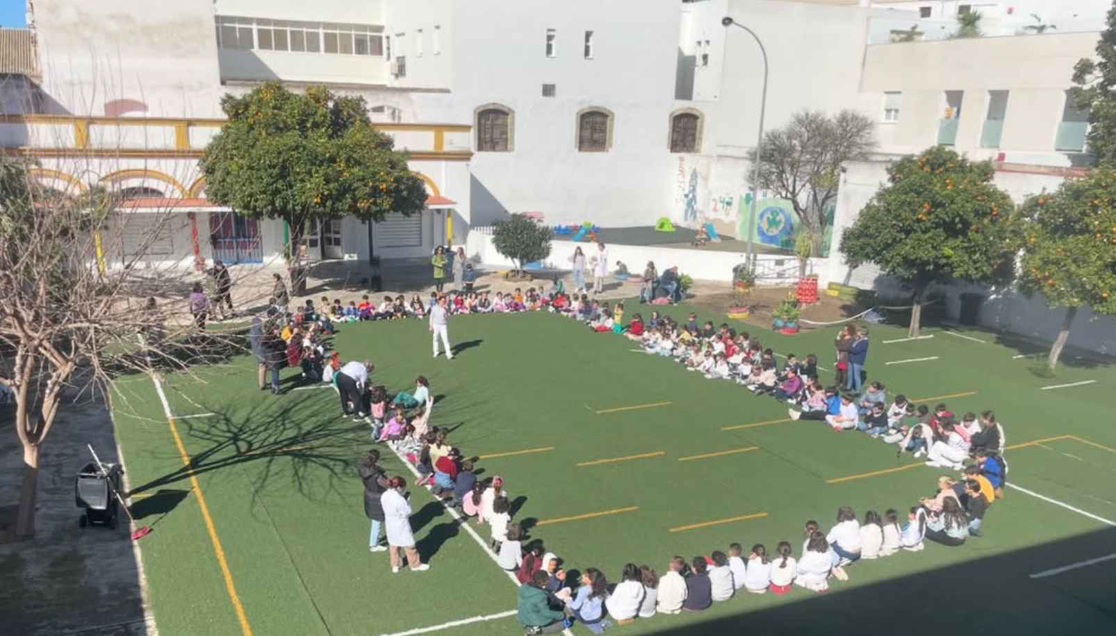 Alumnado al sol en el CEIP Gloria Fuertes de Jerez.